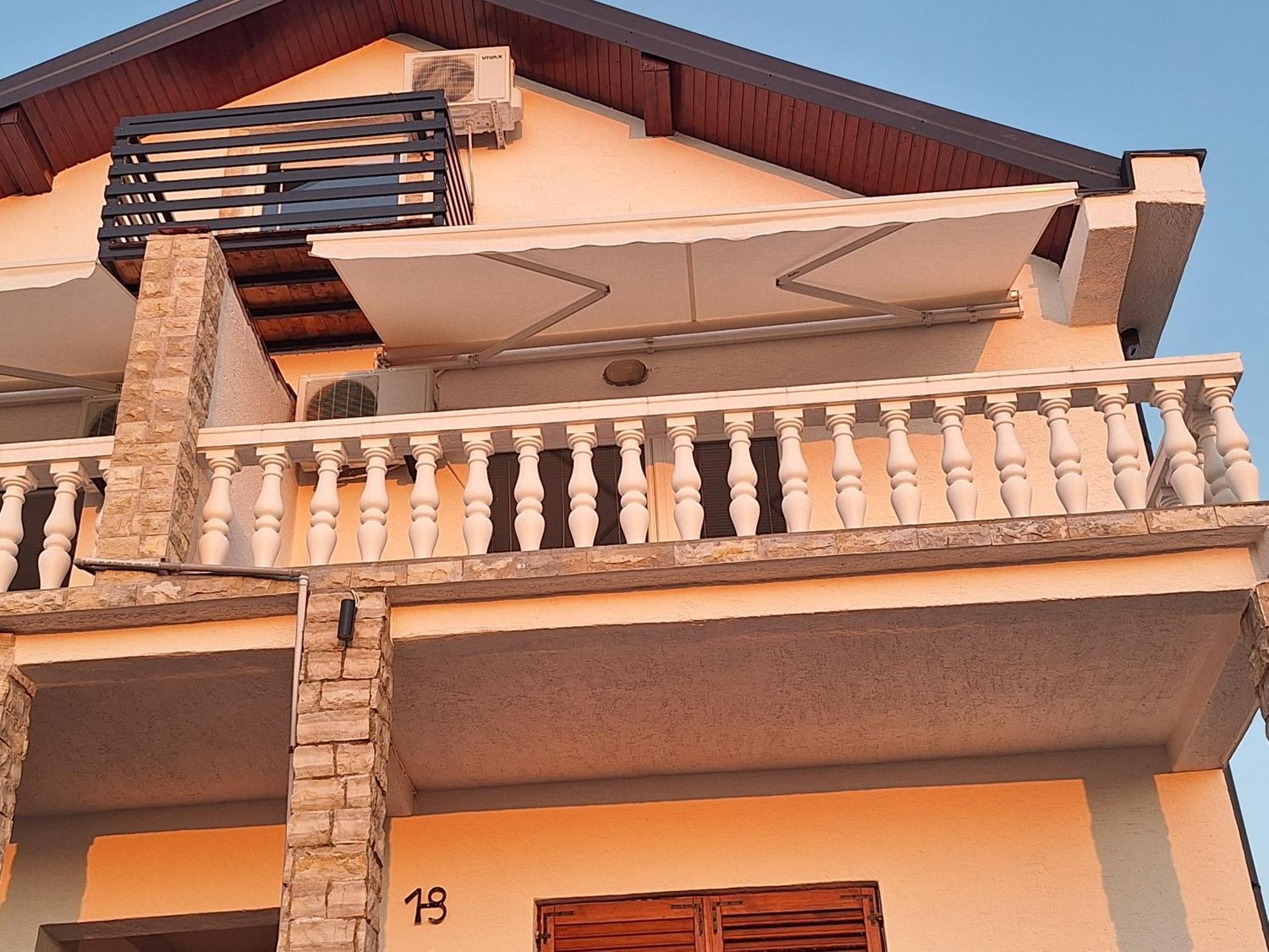 Apartments Cetiri Sestrice 노비그래드달마샤 외부 사진